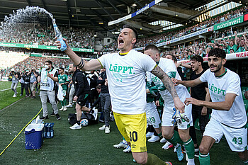 null Michael Zetterer läuft nach Abpfiff mit dem Aufstiegsshirt auf den Rasen.
