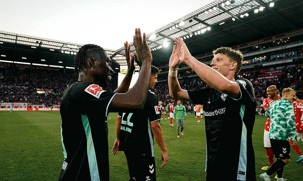 Derrick Köhn und Jens Stage klatschen sich ab. 