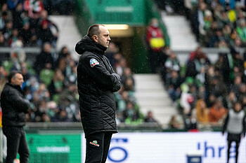 Ole Werner steht an der Seitenlinie