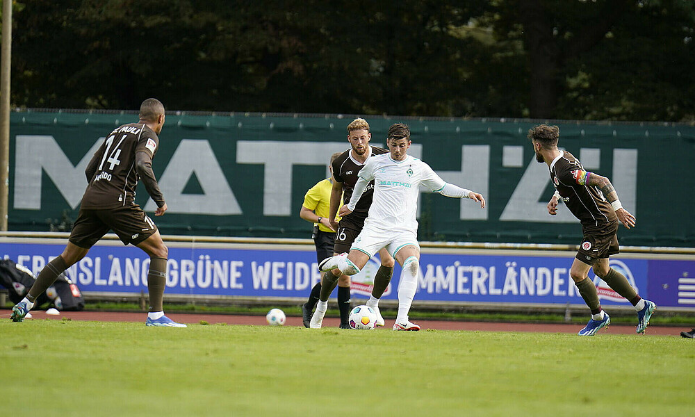 null Dawid Kownacki mit Ball am Fuß.