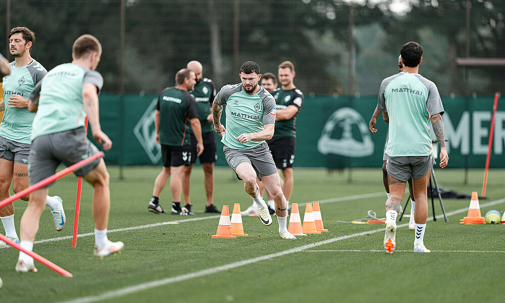 Oliver Burke läuft durch Hütchen.