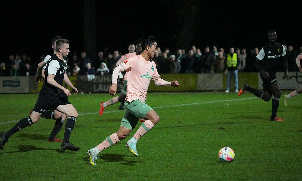 Werder-Spieler Kim läuft mit dem Ball am Fuß.