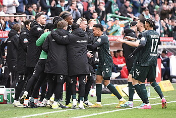 Marvin Ducksch in einer Jubeltraube. 