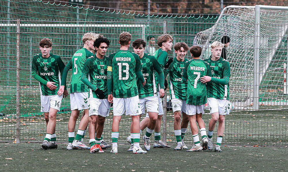 Die U16 beim Torjubel.