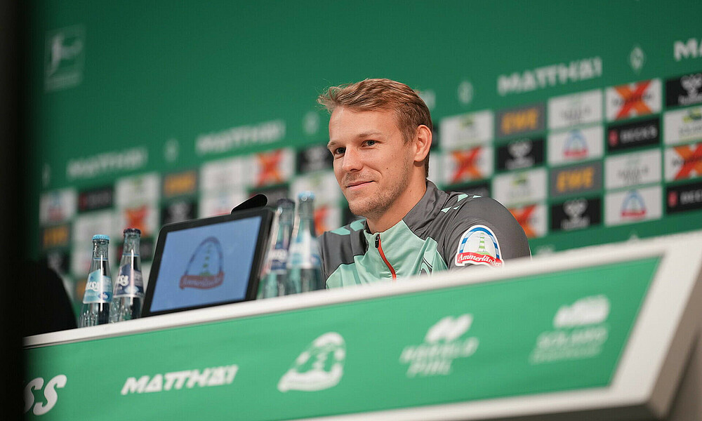 Marco Grüll auf dem Podium bei der Mixed Zone vor dem Heimspiel gegen Stuttgart
