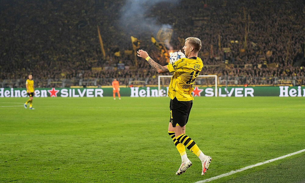 Marco Reus bei einer Brustannahme. 