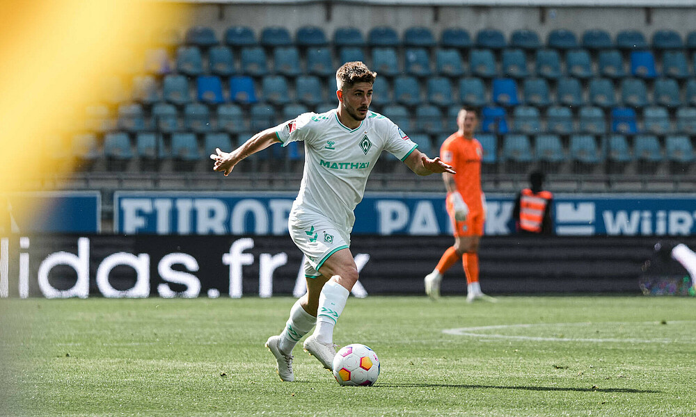 Romano Schmid dribbelt an.