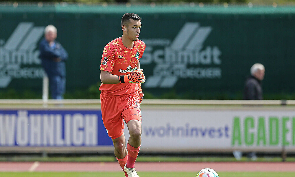 null Mio Backhaus mit Ball am Fuß.