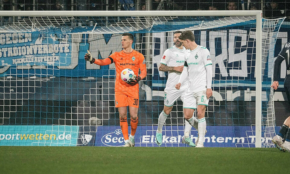 null Michael Zetterer hält einen Ball in seinen Händen