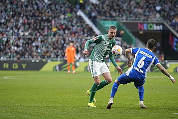 Ducksch im Zweikampf