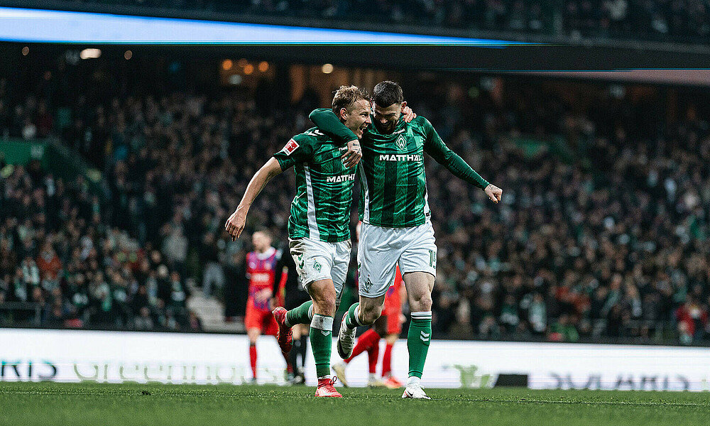 Marco Grüll jubelt gemeinsam mit Oliver Burke. 