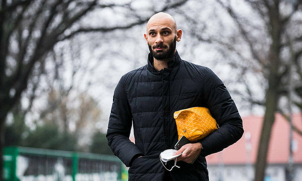 null Ömer Toprak vor dem wohninvest WESERSTADION.
