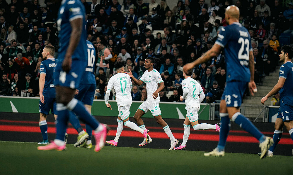 Skelly Alvero klatscht mit seinen Mitspielern ab. 