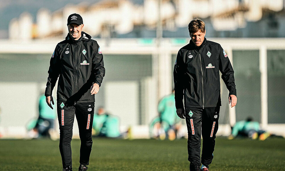 Ole Werner und Clemens Fritz auf einem Platz nebeneinander. 