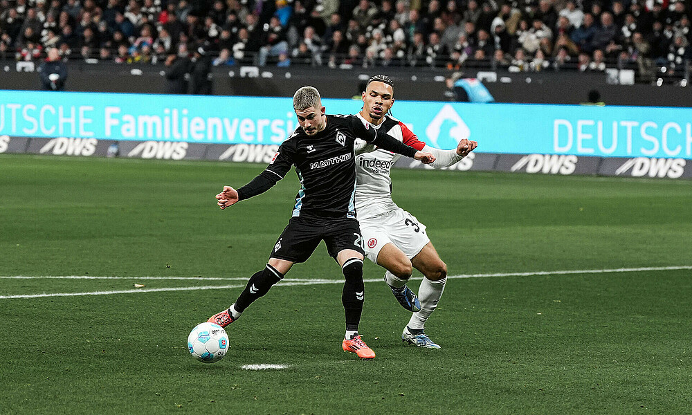 Romano Schmid im Duell mit einem Gegenspieler.