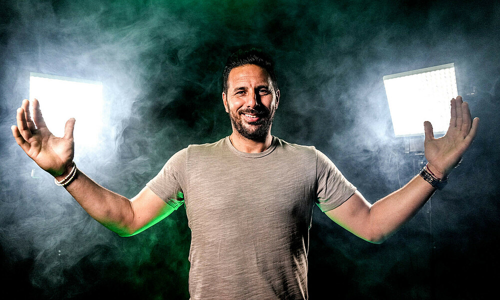 null Claudio Pizarro im TV-Studio