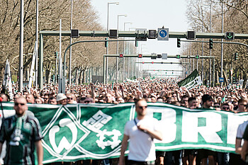 Ein Bild vom Fanmarsch in Berlin. 