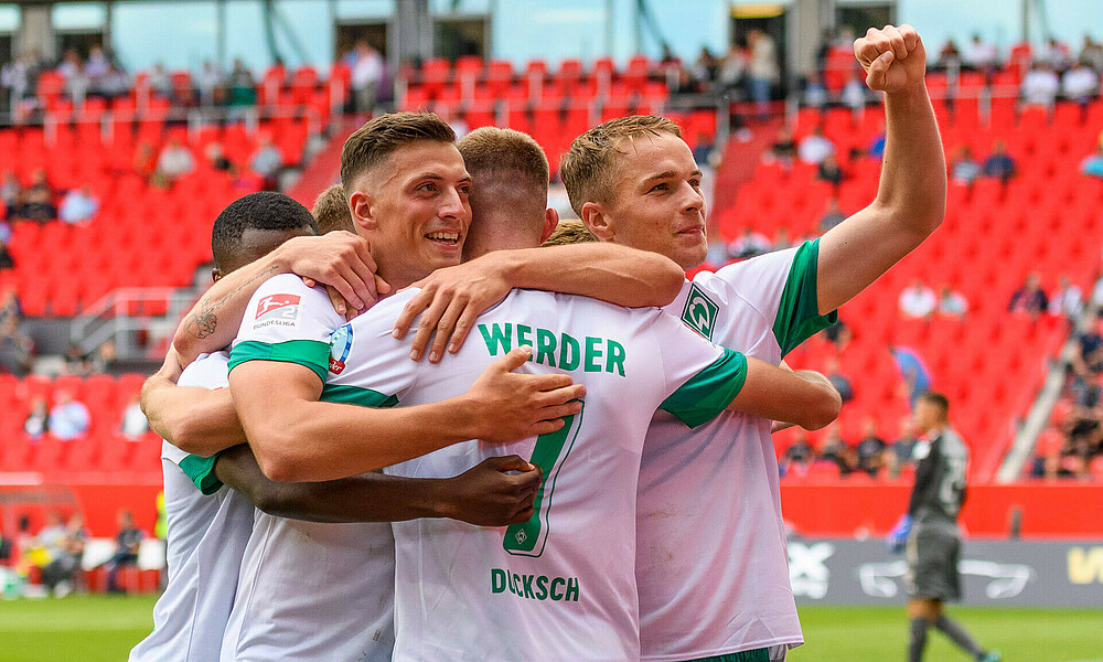 Die Grün-Weißen bejubeln den Auswärtssieg in Ingolstadt.