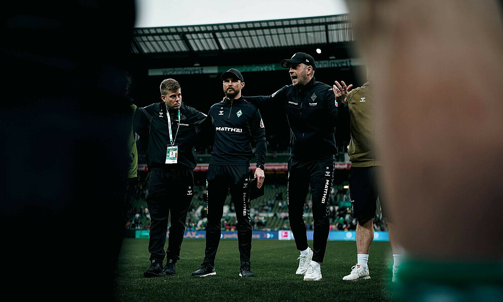 Ole Werner spricht im Kreis zur Mannschaft. 