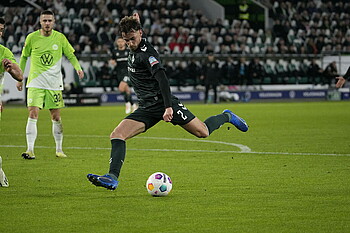 Deman schlägt eine Flanke