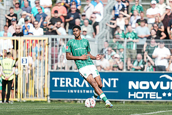 null Salim Musah mit dem Ball am Fuß.
