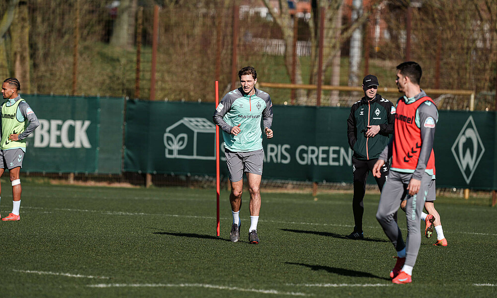 null Niklas Stark auf dem Trainingsplatz.