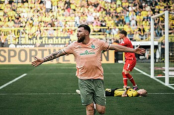 Oliver Burke bejubelt sein Tor in Dortmund. 