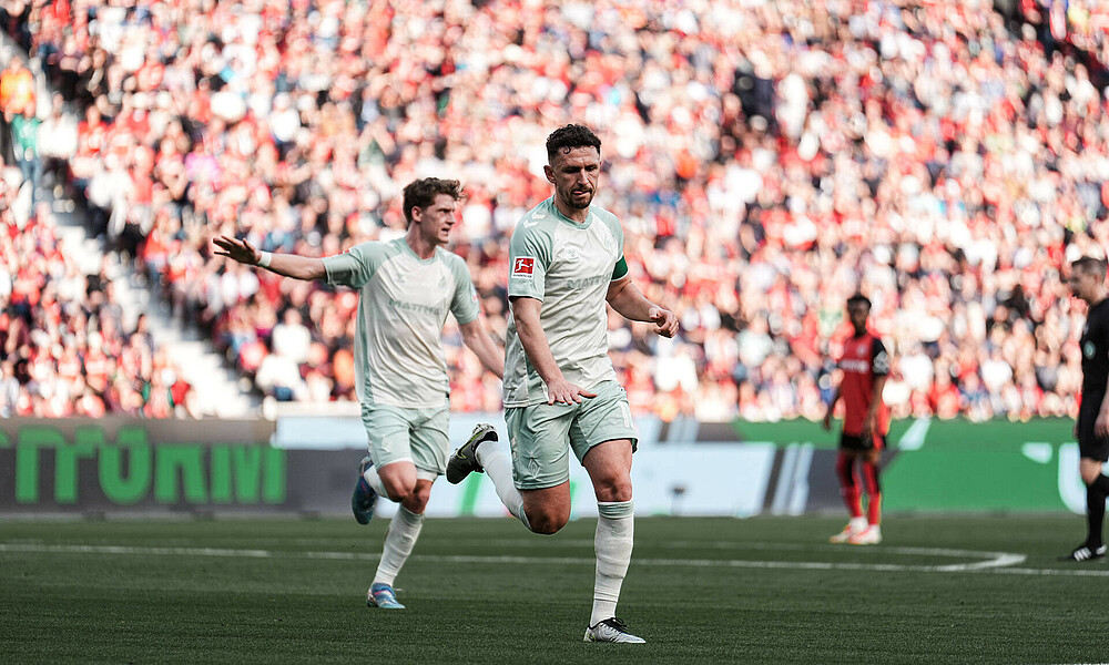 null Milos Veljkovic jubelt nach seinem Tor im Werder Auswärtstrikot in Leverkusen