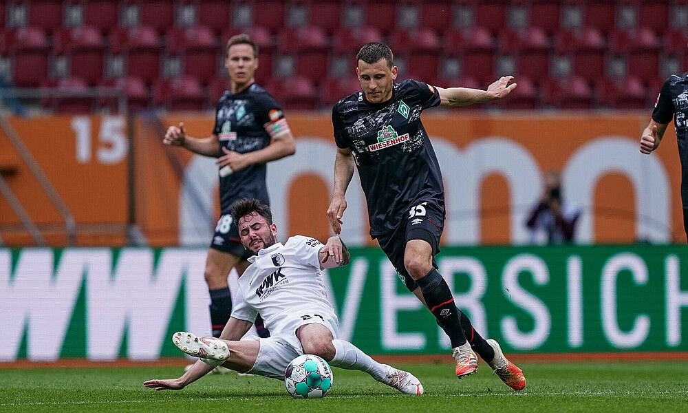 Maximilian Eggestein im Zweikampf mit Marco Richter.