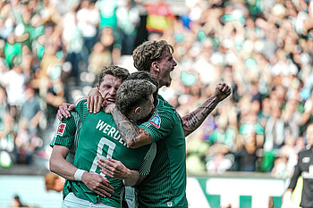 null Nick Woltemade jubelt mit seinen Teamkollegen.