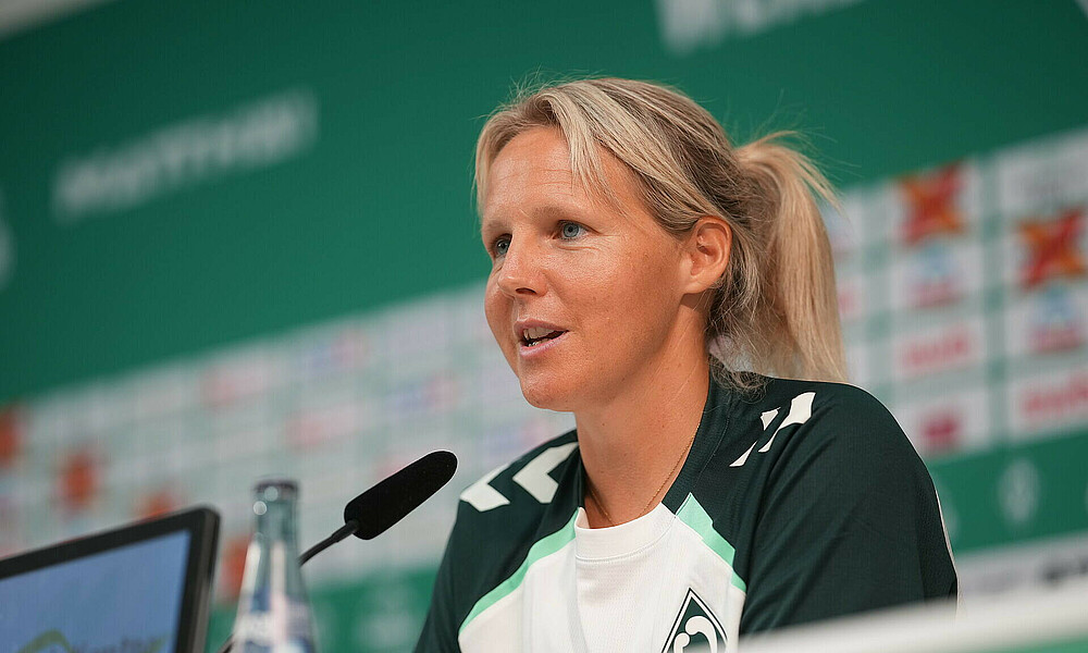 null Fritzy Kromp auf dem Podium bei der Pressekonferenz