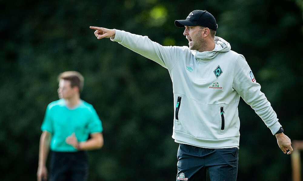 null Ole Werner gestikulierend und schreiend am Spielfeldrand