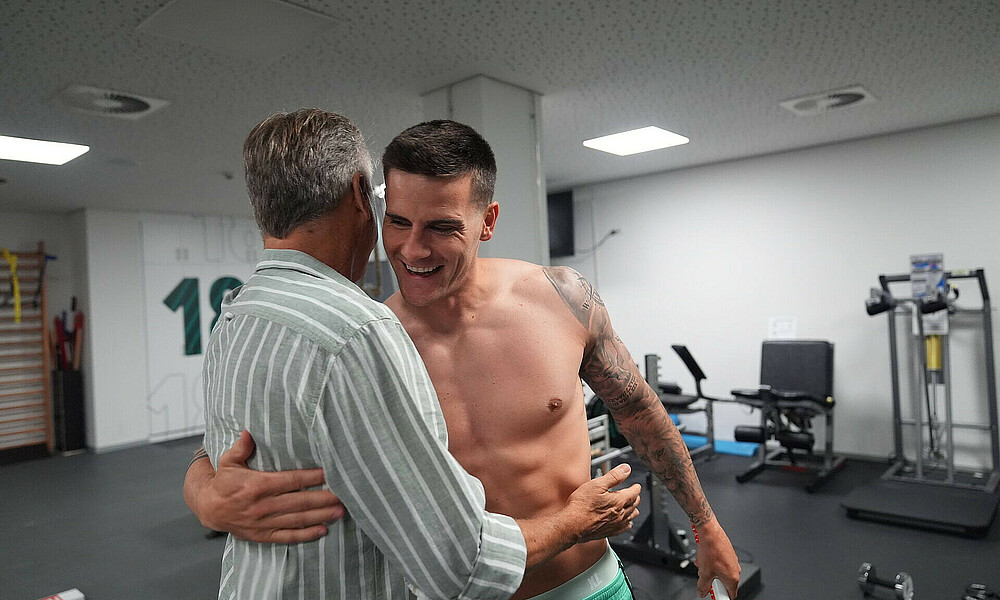 null Michael Zetterer umarmt Horst Steffen.