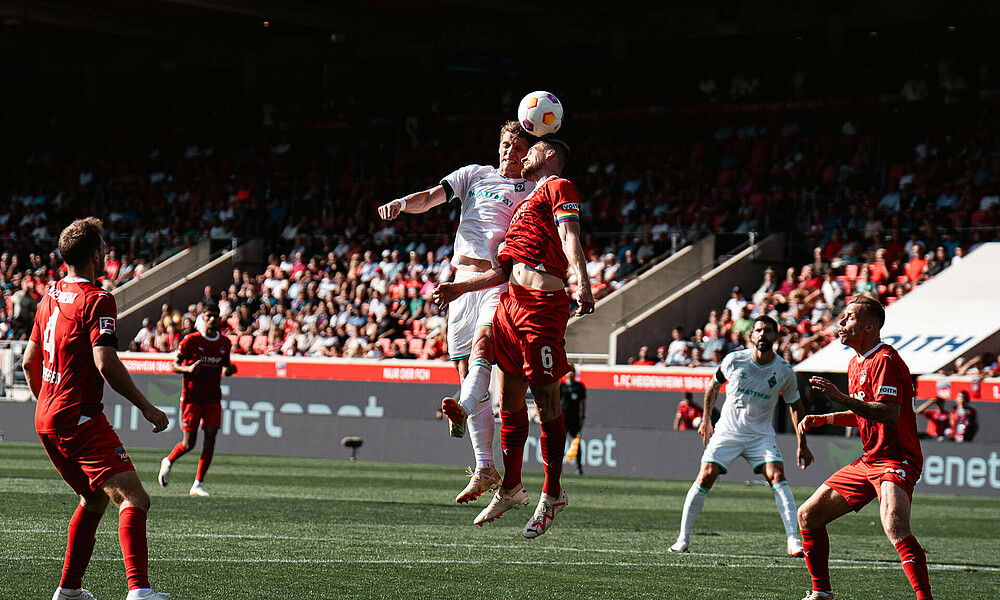 Jens Stage im Kopfballduell. 