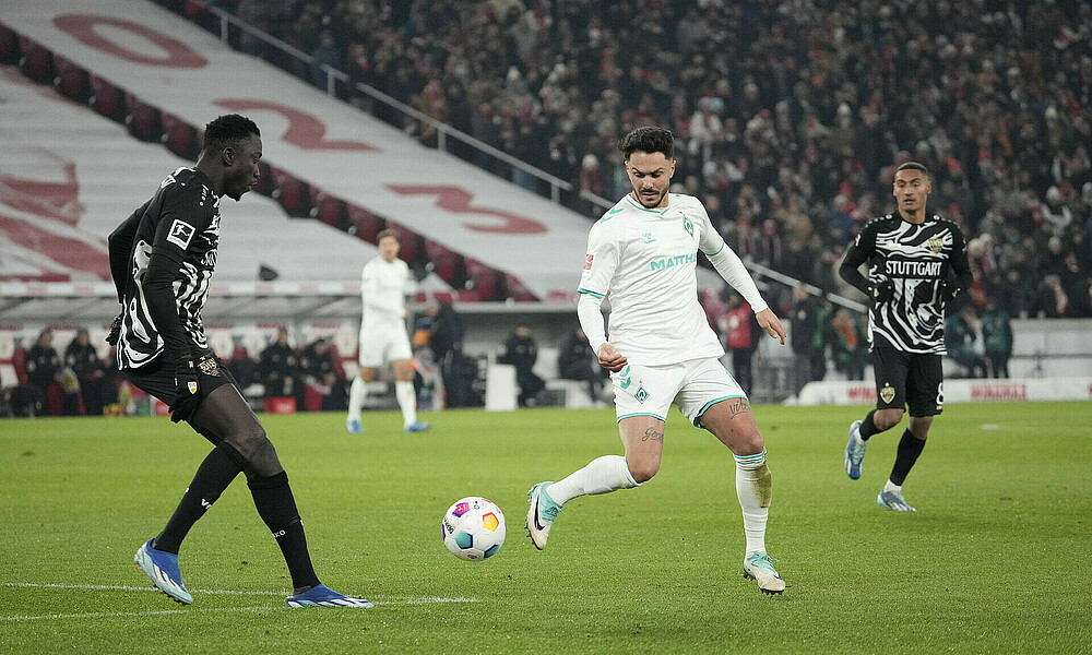 null Leonardo Bittencourt im Zweikampf mit Silas.