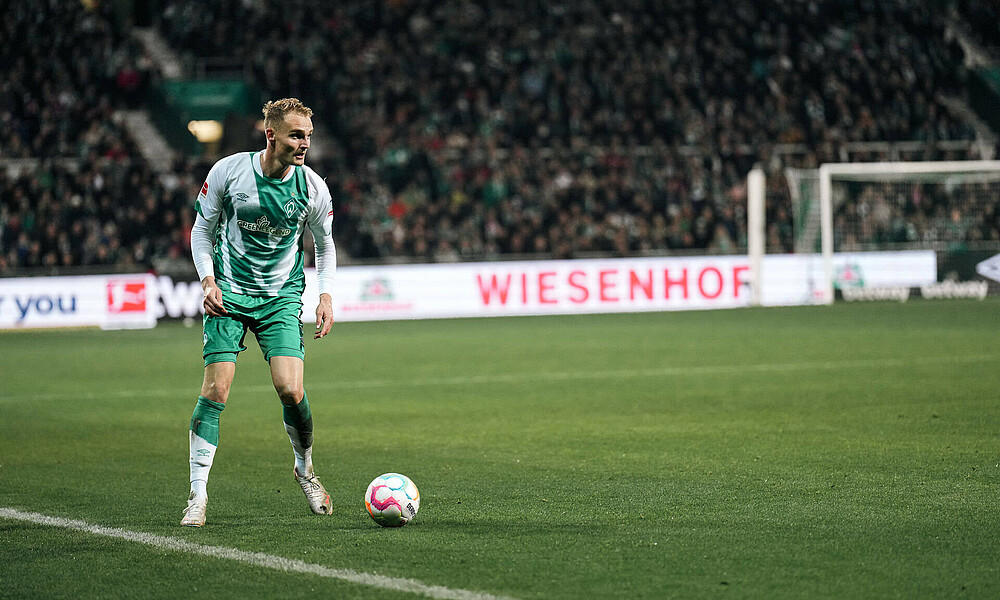 Amos Pieper im Werdertrikot am Ball