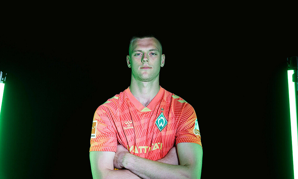 Karl Hein im roten Torwarttrikot mit verschränkten Armen