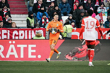 Michael Zetterer hält den Ball in der Hand im Auswärtsspiel bei Bayern München