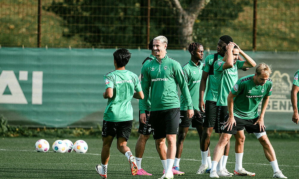 null Marco Friedl lächelt auf dem Trainingsplatz.