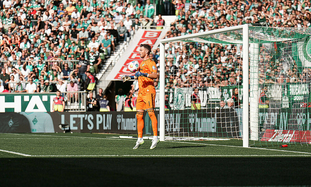 Jiri Pavlenka nimmt den Ball vor der Ostkurve mit der Brust an. 