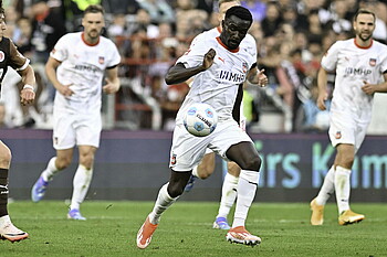 Conteh führt den Ball. 