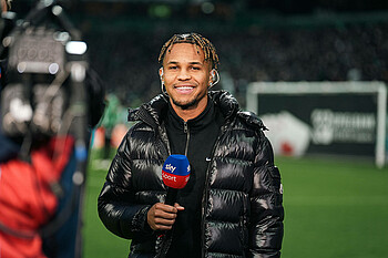 Felix Agu mit Sky-Mikrofon. 