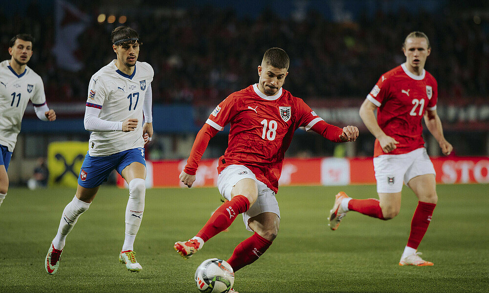 Romano Schmid im roten ÖFB-Trikot am Ball gegen Serbien