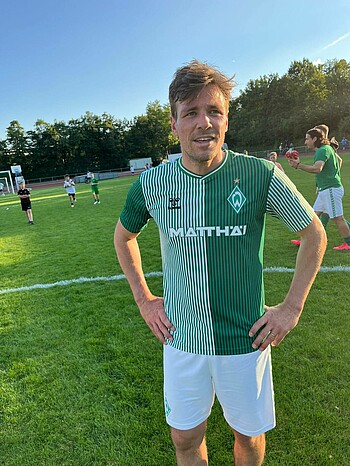 null Clemens Fritz hat nach dem Spiel seine Hände an den Hüften abgelegt.