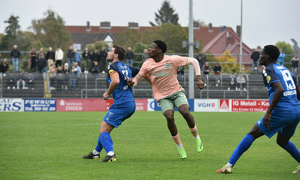 null Dikeni Salifou im Zweikampf.