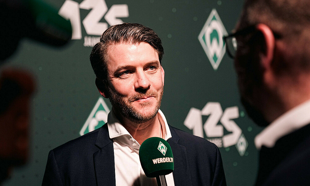 null Peter Niemeyer spricht bei der 125-Jahrfeier ins WERDER.TV-Mikrofon.