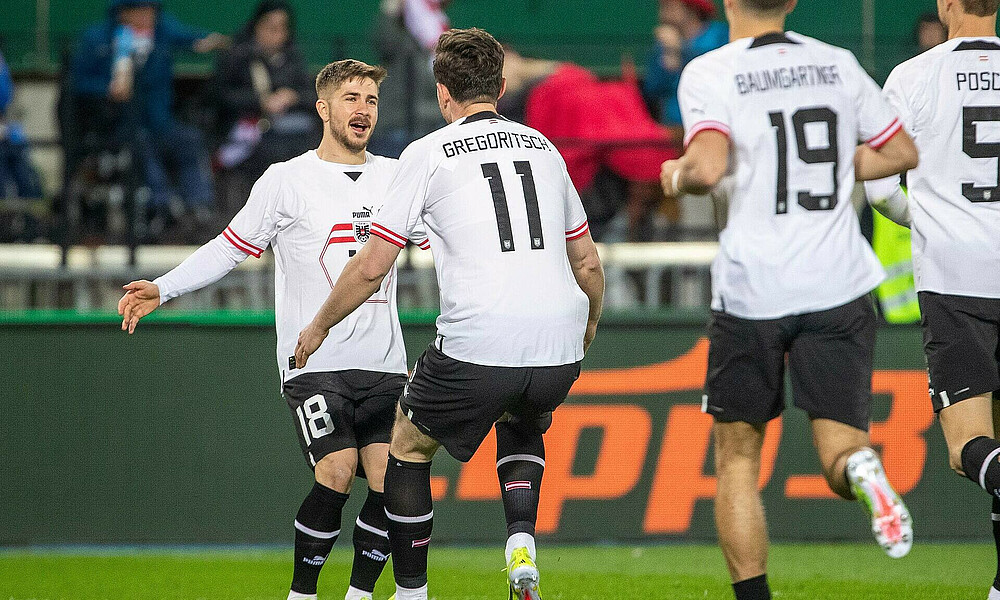 Romano Schmid jubelt mit Michael Gregoritsch. 