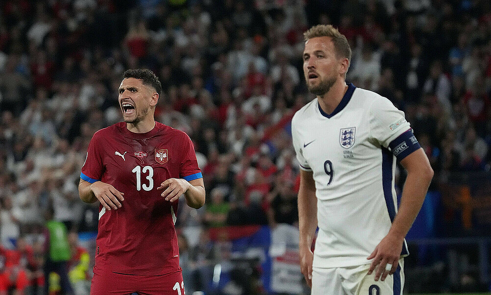 null Milos Veljkovic neben Gegenspieler Harry Kane.