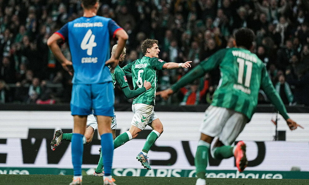 null Jens Stage jubelt nach seinem Tor gegen Holstein Kiel.