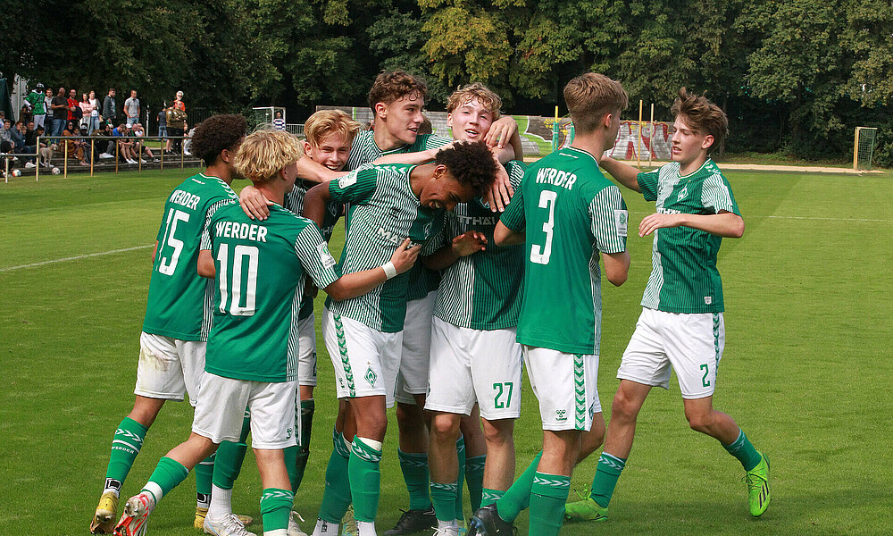Die U17 bejubelt einen Treffer. 
